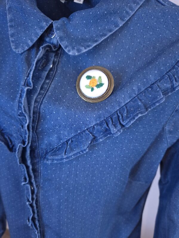 Broche vintage orange portée