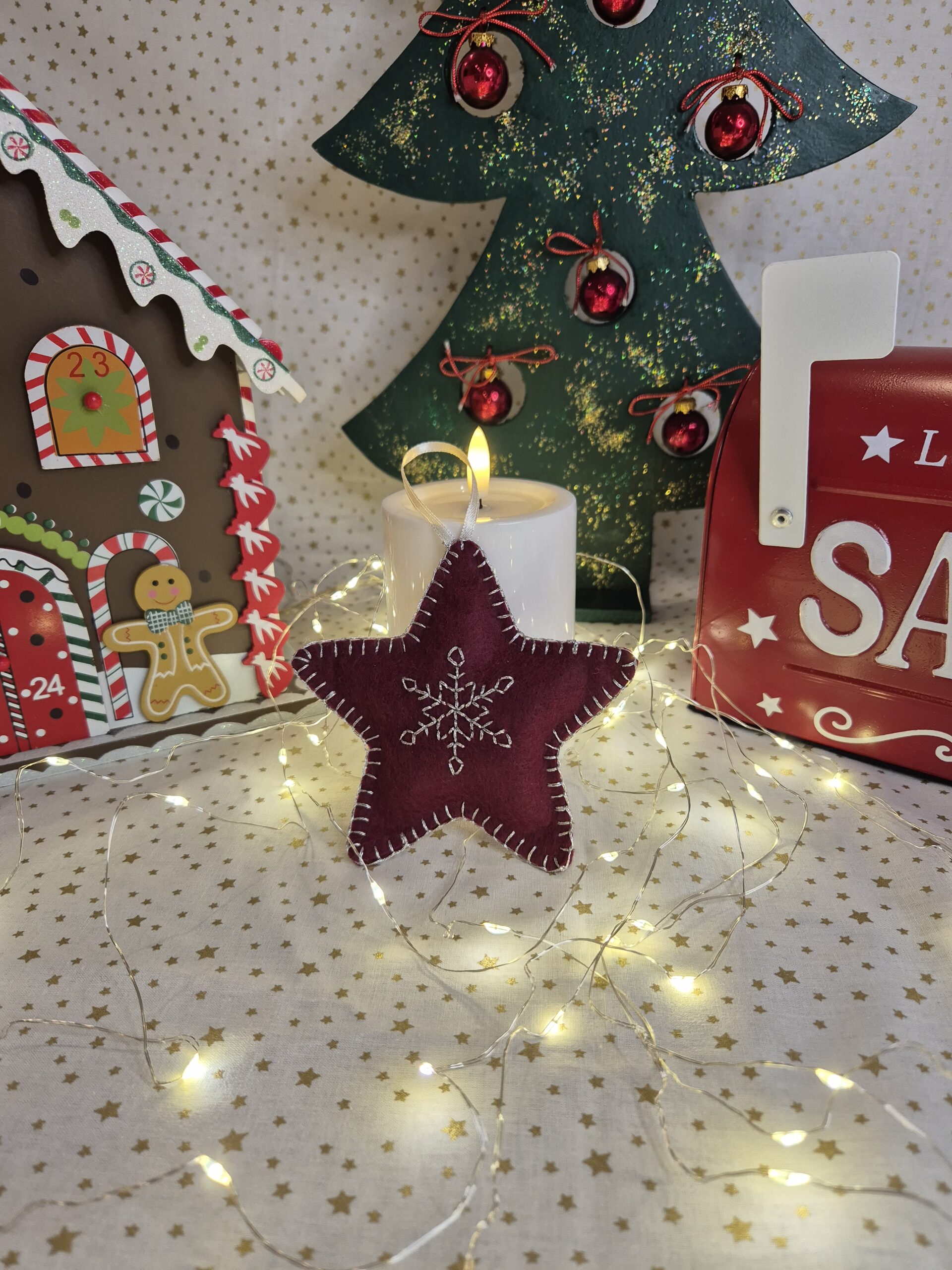 Déco étoile de Noël bordeaux mise en scène