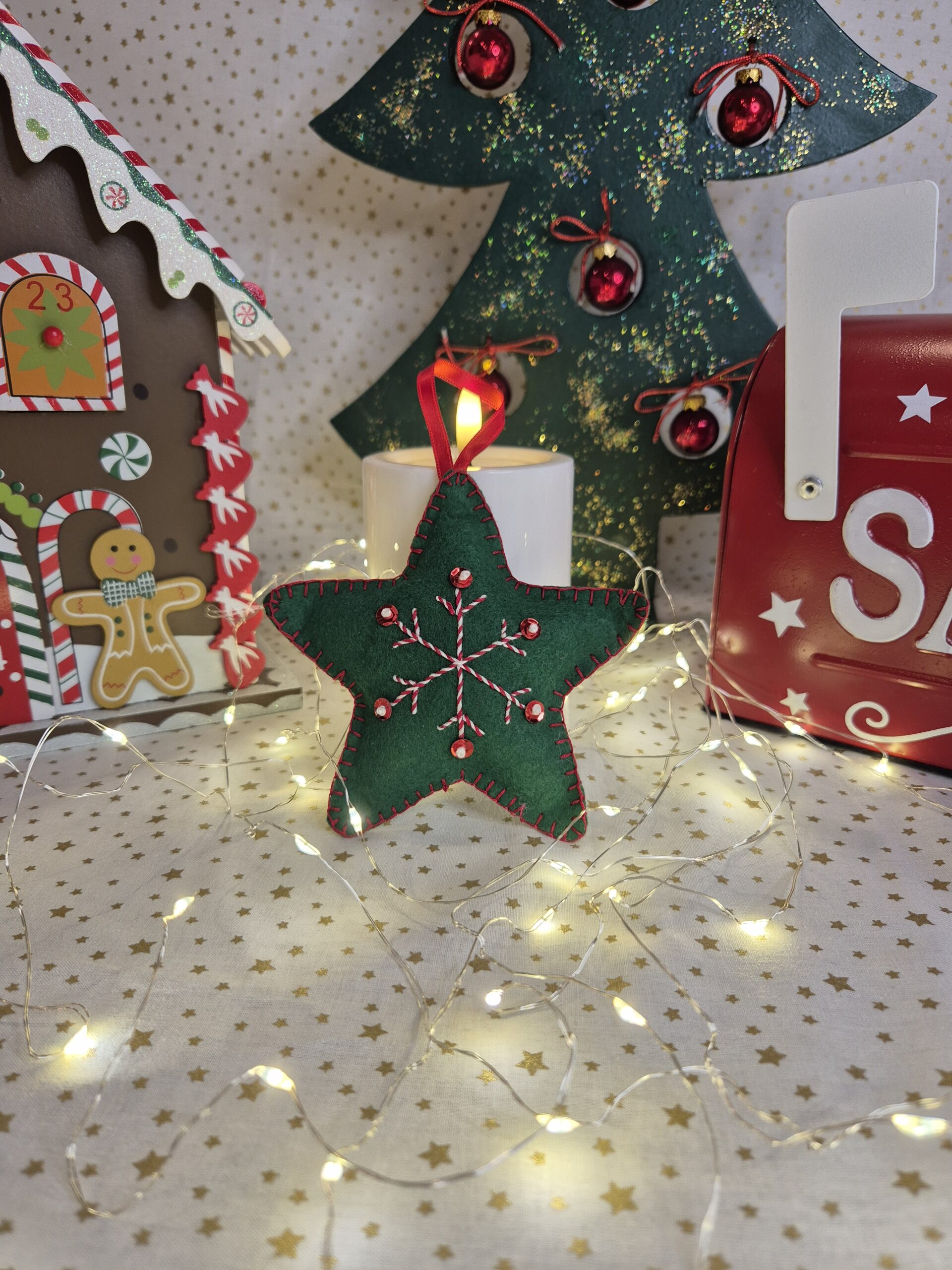 Déco étoile de Noël verte mise en scène