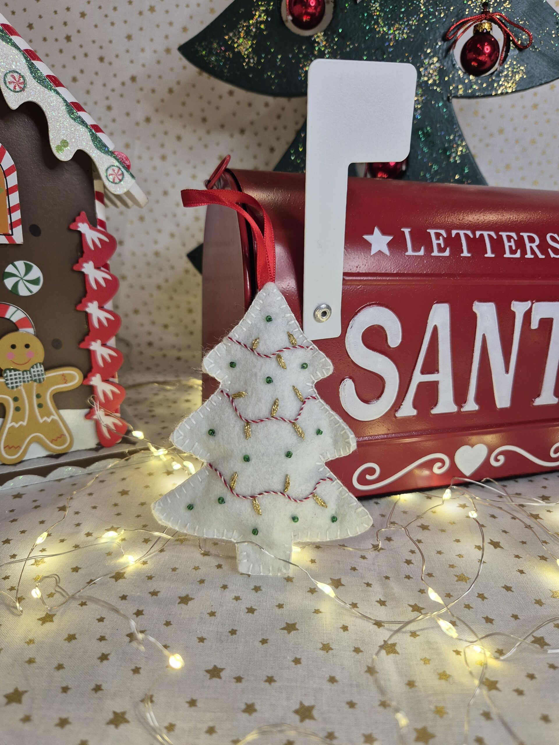 Déco sapin de Noël blanc mis en scène