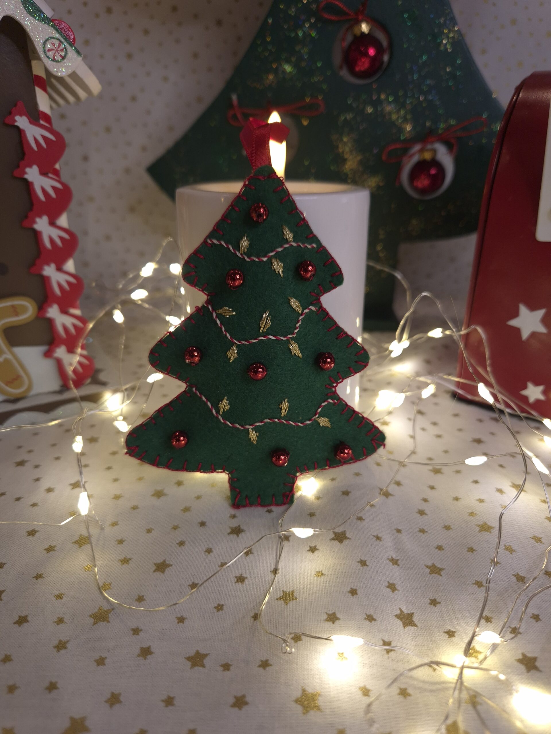 Déco sapin de Noël vert mis en scène