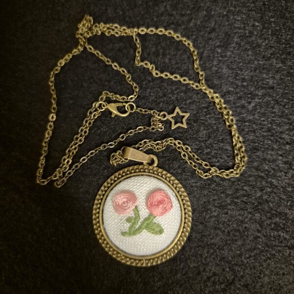 Médaillon vintage avec une déco fleurs rose