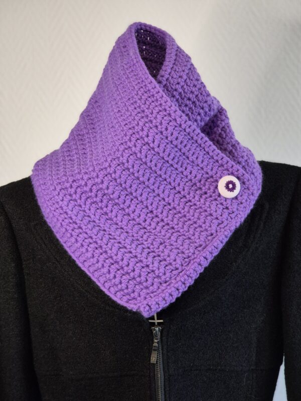 Snood violet fleur porté