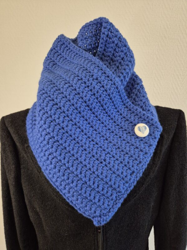 Snood bleu coeur porté