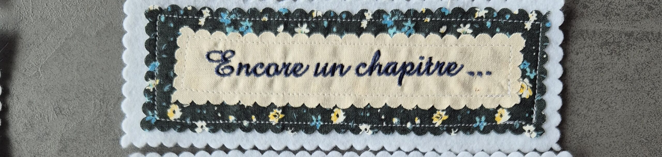 Fleuri bleu marine Encore un chapitre