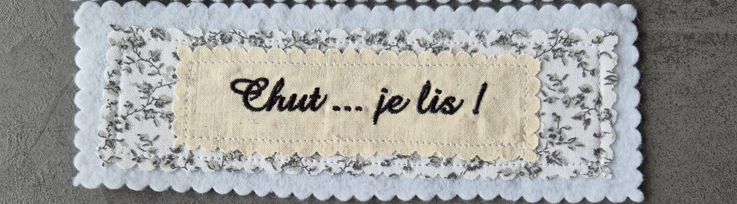 Fleuri gris Chut Je lis